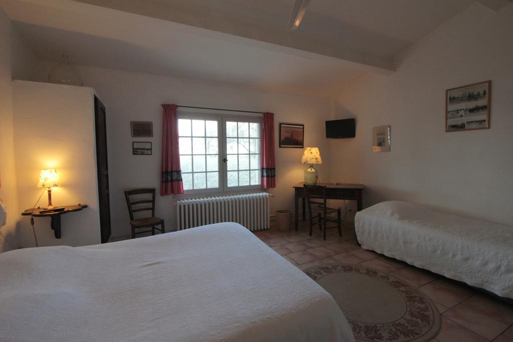 Cacharel Hotel Saintes-Maries-de-la-Mer Room photo